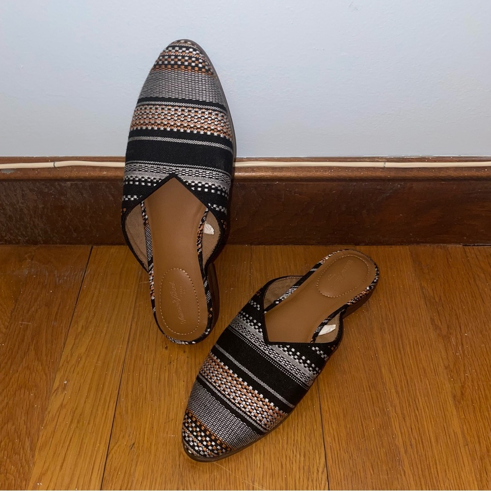 Universal Thread Pointed Flats | Size 6